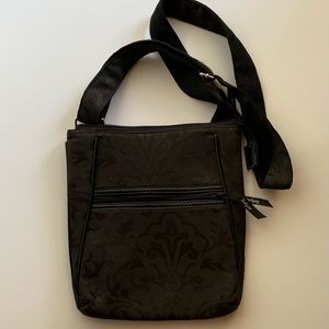 Thirty-one cross body bag . Measurements pictured